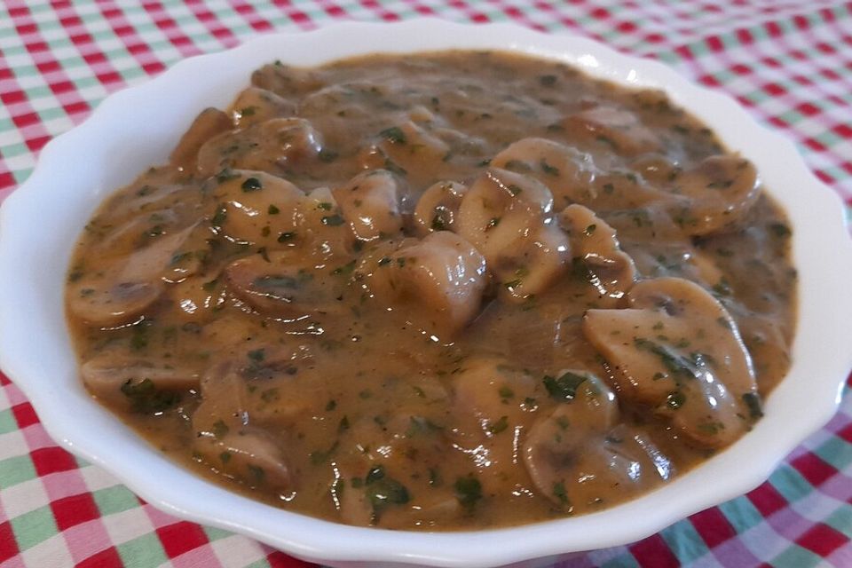 Rahmchampignons mit Kochschinken und Zwiebeln