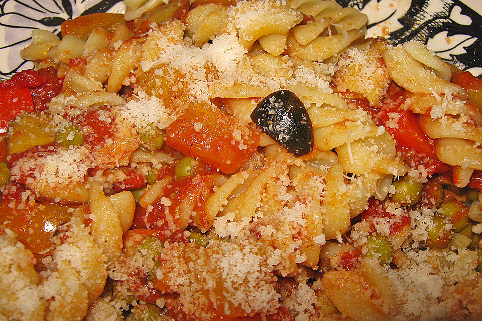 Mediterrane Hähnchen-Gemüsepfanne auf Spaghettinestern