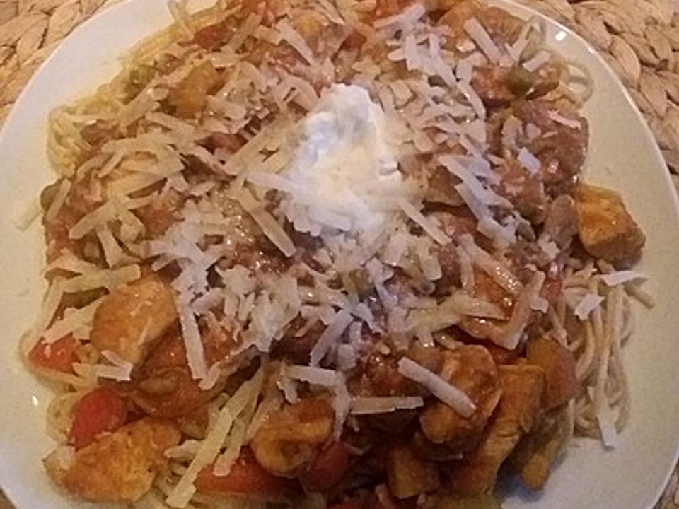 Mediterrane Hähnchen-Gemüsepfanne auf Spaghettinestern von Haudieluzi ...