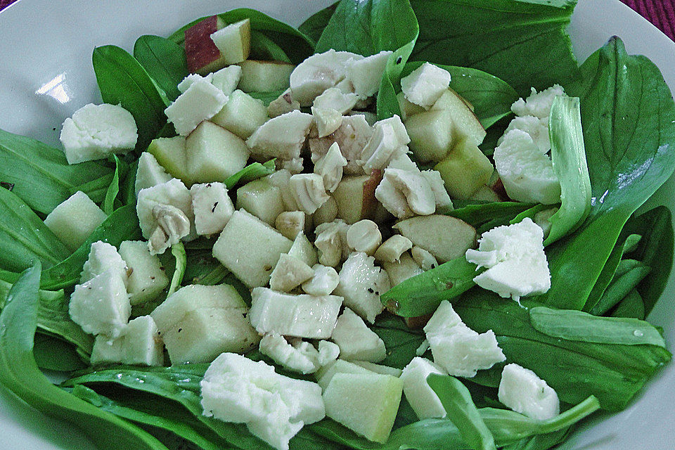 Erfrischender Feldsalat mit Apfel