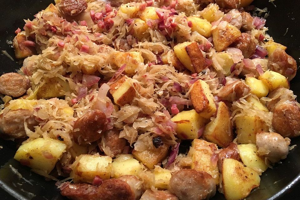 Kartoffel-Bratwurst Pfanne mit Sauerkraut