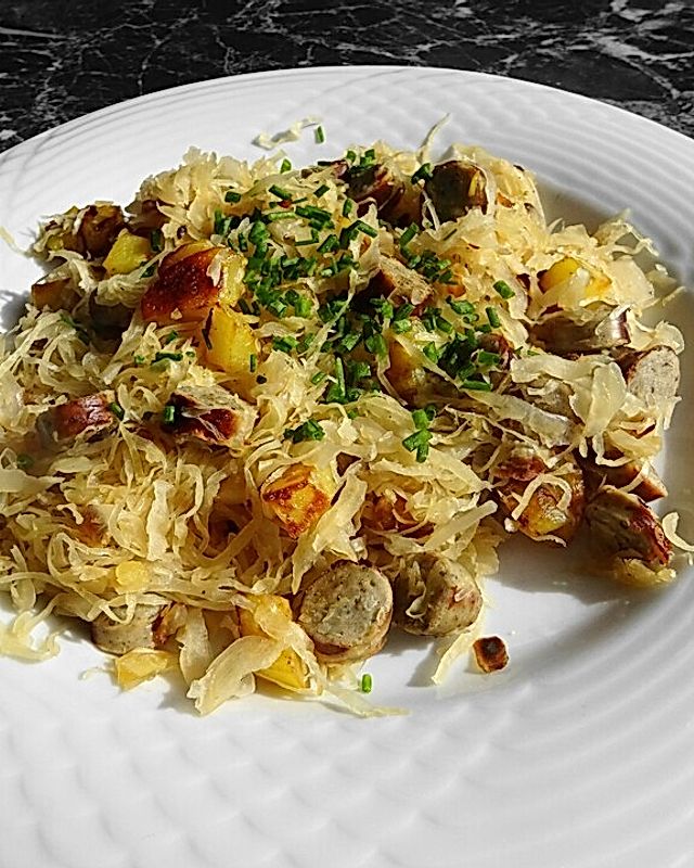 Kartoffel-Bratwurst Pfanne mit Sauerkraut
