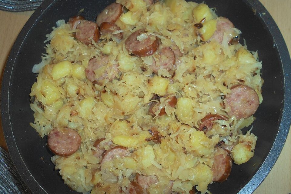 Kartoffel-Bratwurst Pfanne mit Sauerkraut