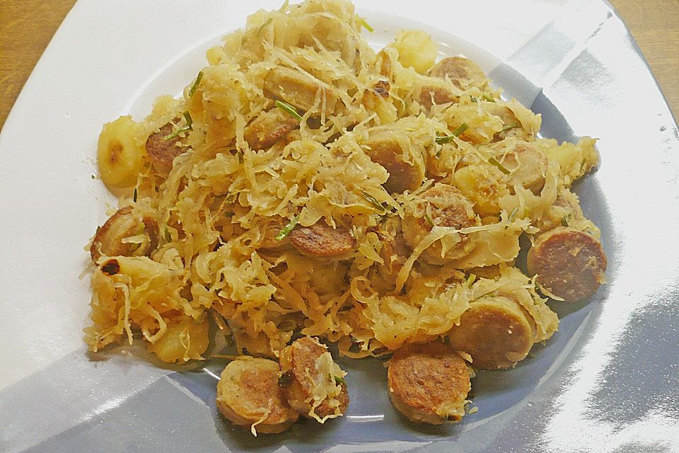 Kartoffel-Bratwurst Pfanne mit Sauerkraut