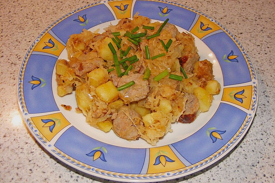 Kartoffel-Bratwurst Pfanne mit Sauerkraut