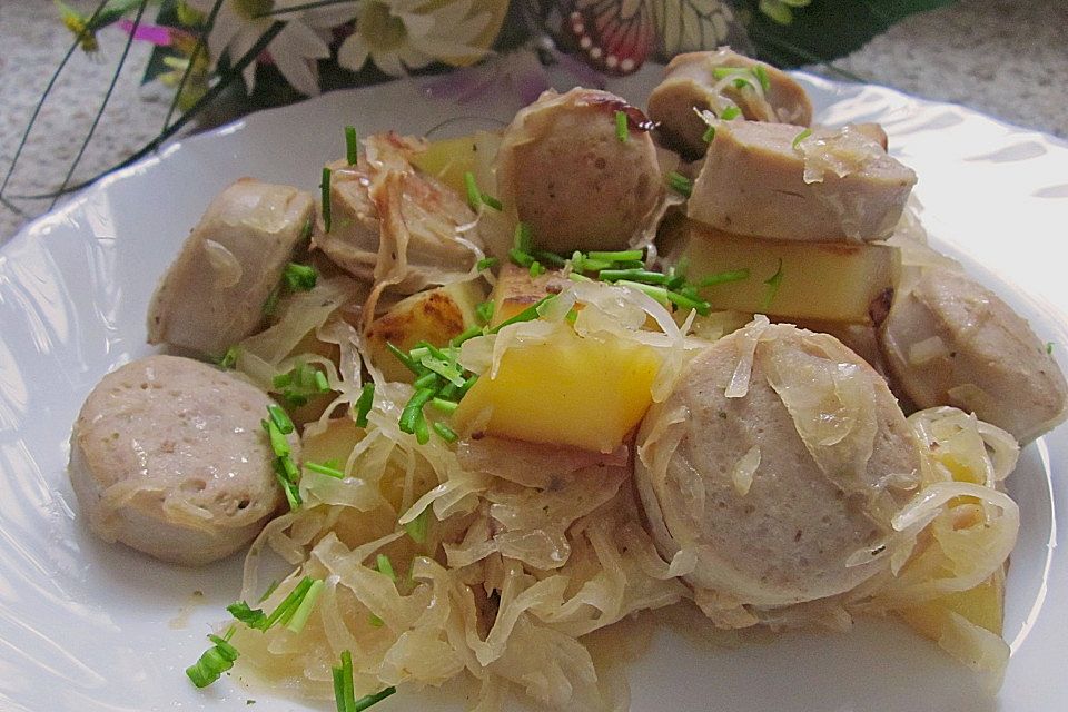 Kartoffel-Bratwurst Pfanne mit Sauerkraut