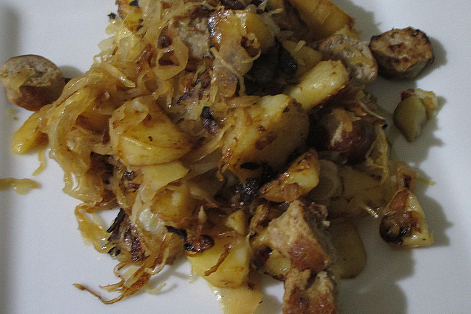 Kartoffel-Bratwurst Pfanne mit Sauerkraut