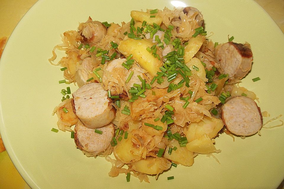 Kartoffel-Bratwurst Pfanne mit Sauerkraut