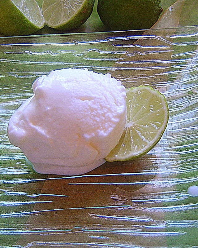 Joghurt-Sauerrahmeis mit weißen Schokoflocken