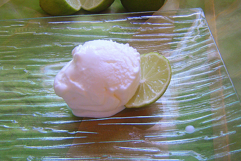 Joghurt-Sauerrahmeis mit weißen Schokoflocken