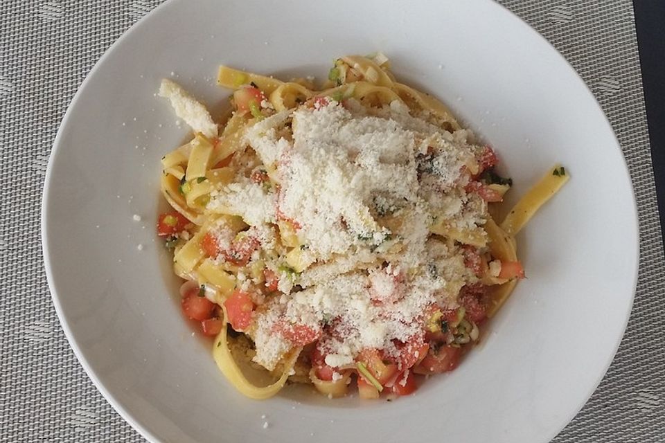 Spaghetti mit kalter Sauce aus rohen Tomaten