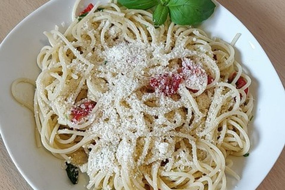 Spaghetti mit kalter Sauce aus rohen Tomaten