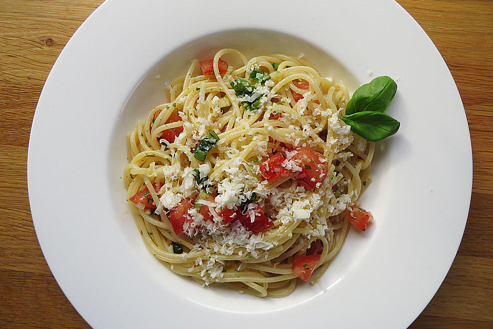 Spaghetti mit kalter Sauce aus rohen Tomaten