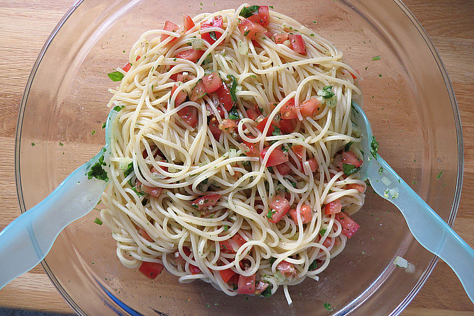 Spaghetti mit kalter Sauce aus rohen Tomaten