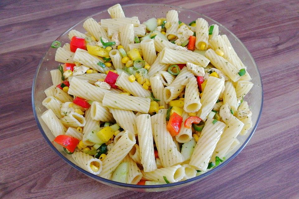 Frischer sommerlicher Nudelsalat