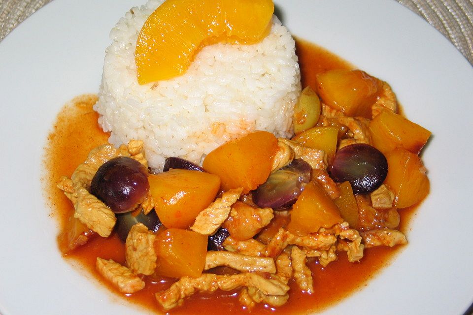 Putencurry mit frischen Früchten