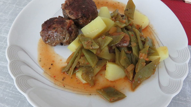 Frikadellen mit Kartoffeln an glasierten Brechbohnen von Pattis-Küche Frikadellen mit Kartoffeln an glasierten Brechbohnen von Pattis-Küche