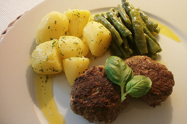 Frikadellen mit Kartoffeln an glasierten Brechbohnen von Pattis-Küche ...