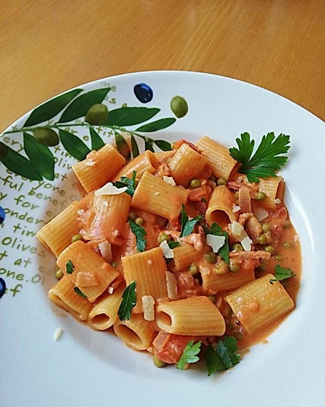 Rigatoni mit Tomaten - Speck - Soße