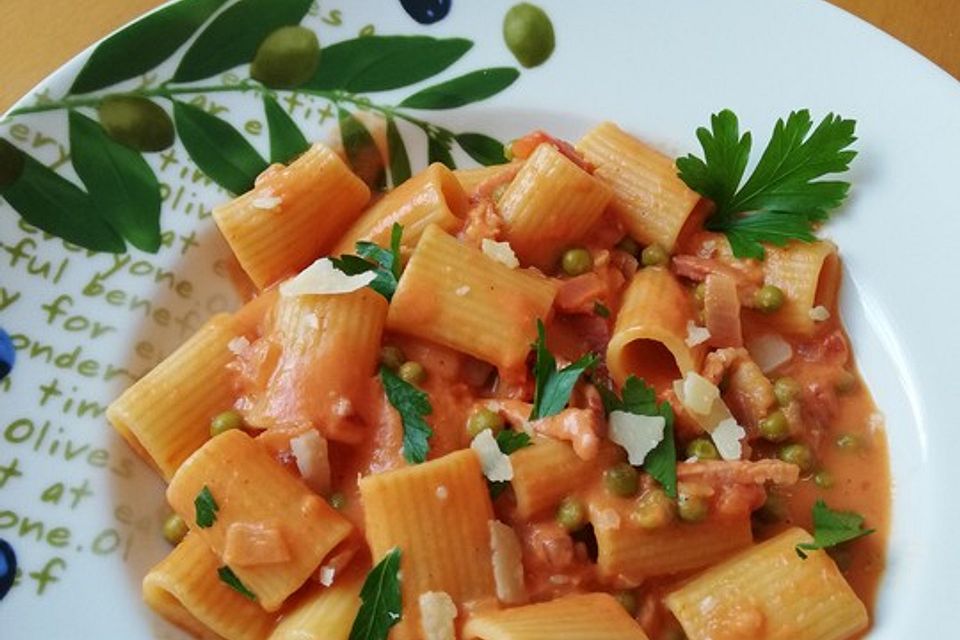 Rigatoni mit Tomaten - Speck - Soße