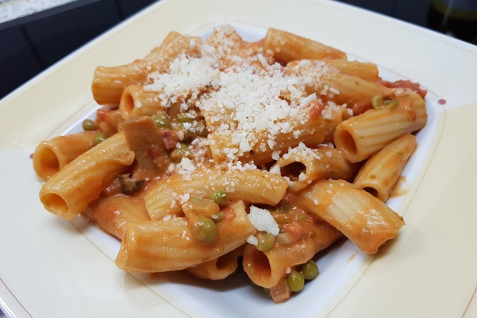 Rigatoni mit Tomaten - Speck - Soße