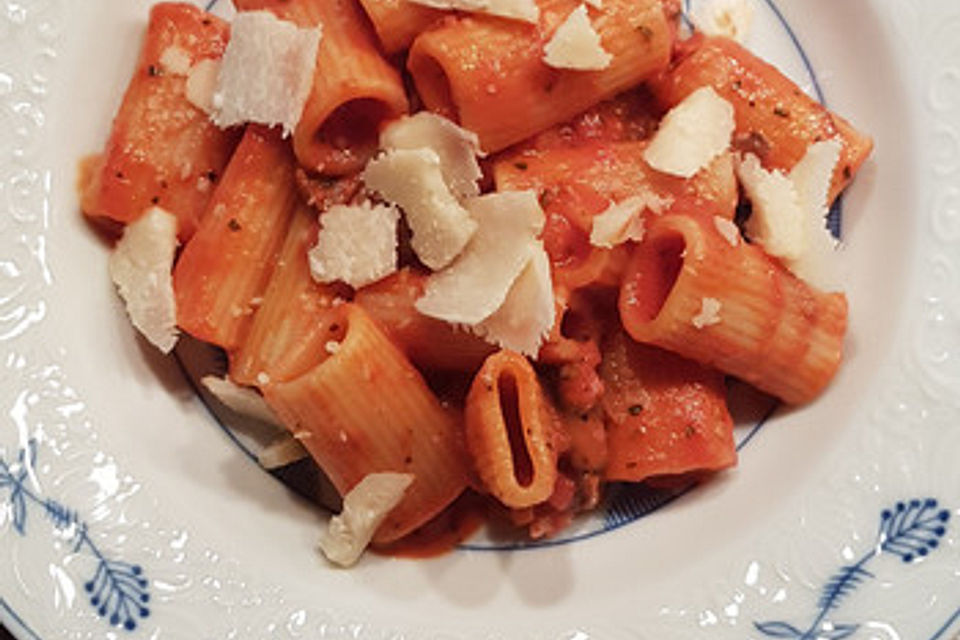 Rigatoni mit Tomaten - Speck - Soße