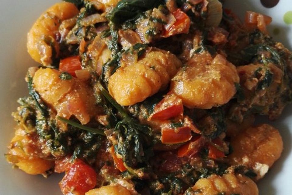 Gnocchi mit Tomaten und Blattspinat