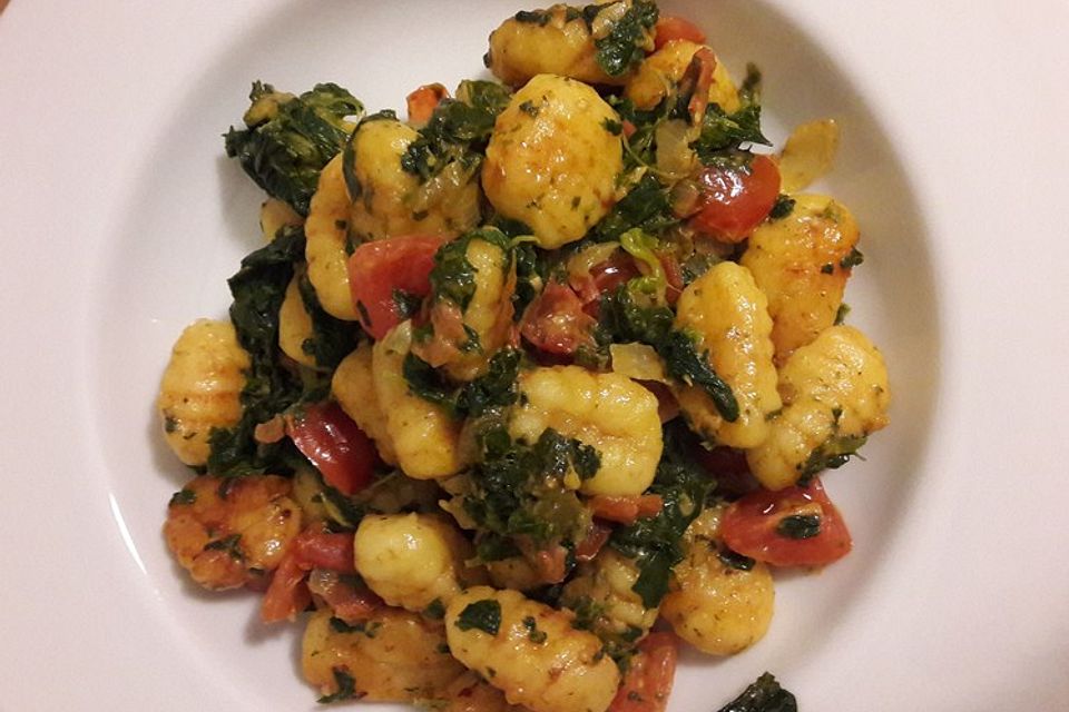 Gnocchi mit Tomaten und Blattspinat