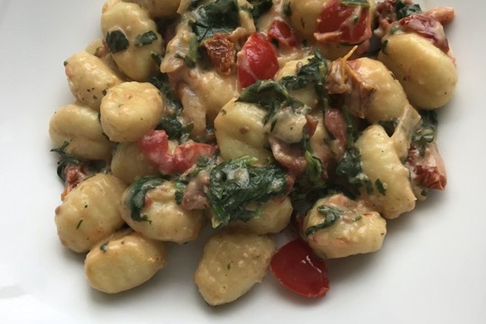 Gnocchi mit Tomaten und Blattspinat