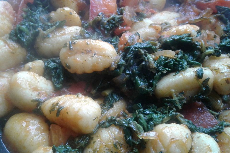 Gnocchi mit Tomaten und Blattspinat