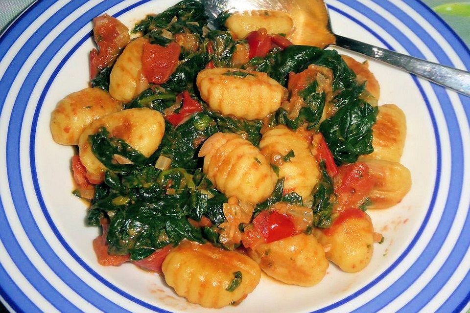 Gnocchi mit Tomaten und Blattspinat