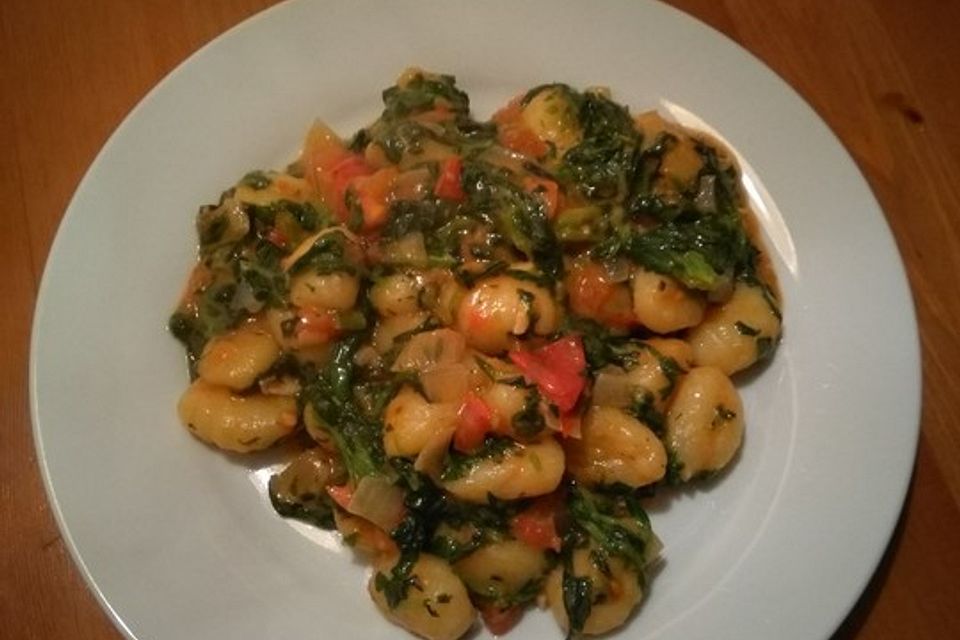 Gnocchi mit Tomaten und Blattspinat