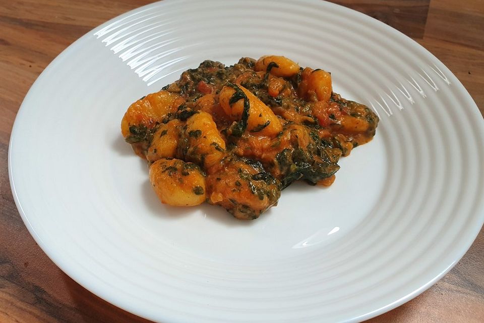 Gnocchi mit Tomaten und Blattspinat