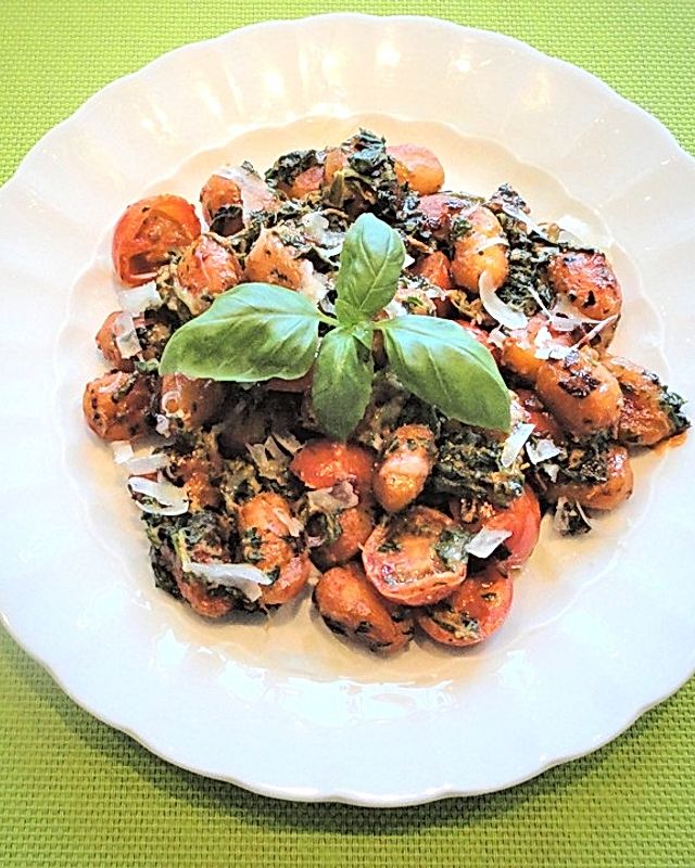 Gnocchi mit Tomaten und Blattspinat