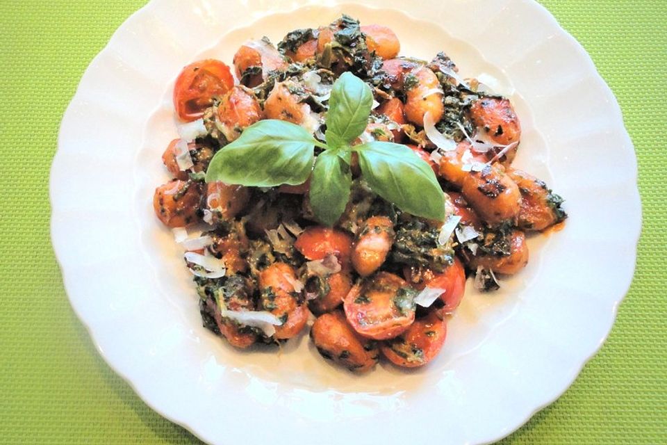 Gnocchi mit Tomaten und Blattspinat