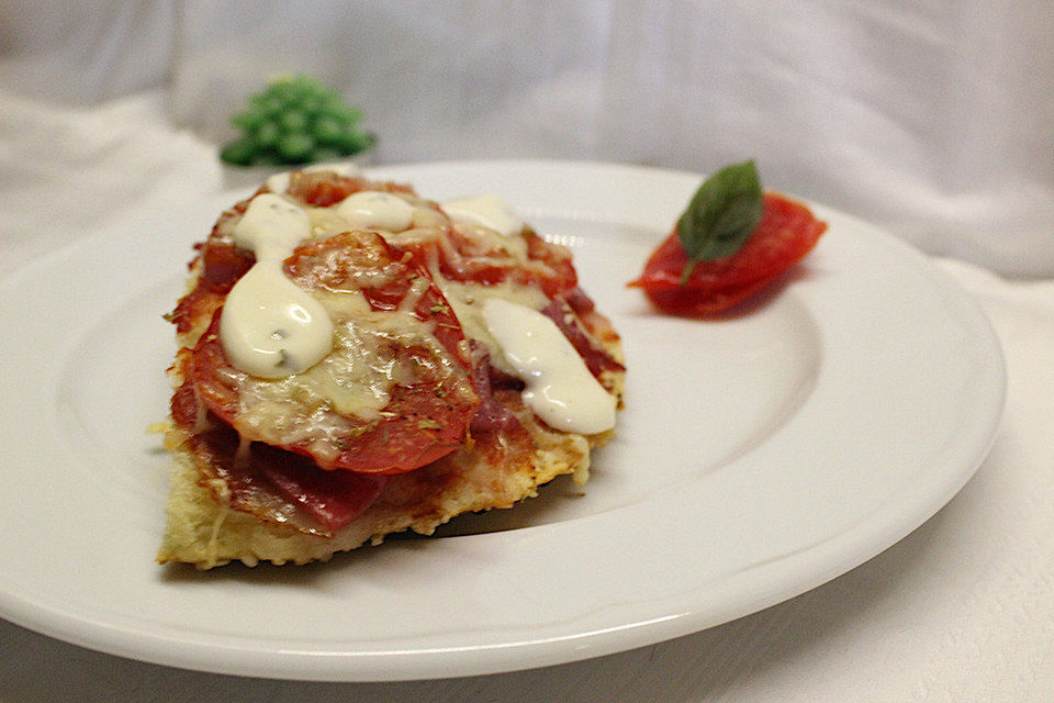 Fladenbrotpizza mit einem Hauch von Knoblauch