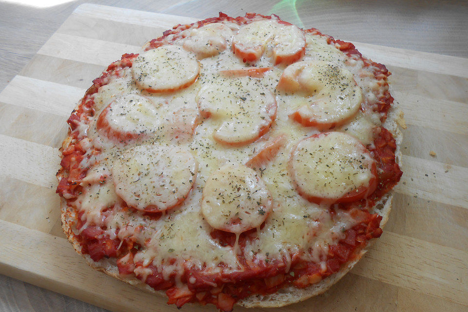 Fladenbrotpizza mit einem Hauch von Knoblauch