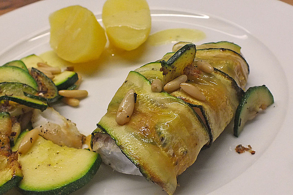 Zanderfilet im Zucchinimantel mit Pinienkernen