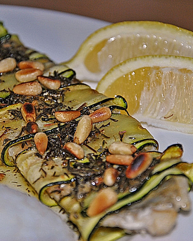 Zanderfilet im Zucchinimantel mit Pinienkernen