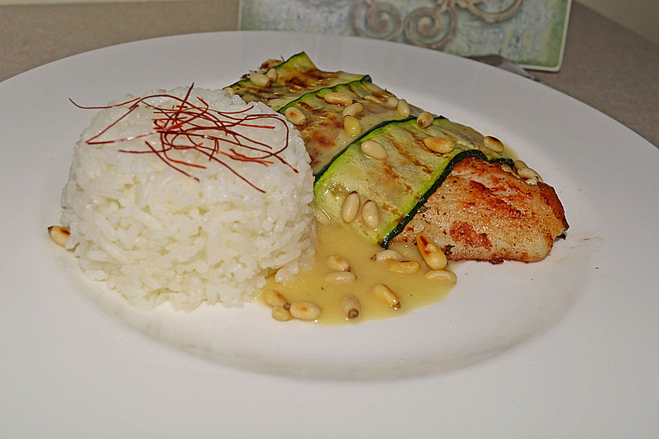 Zanderfilet im Zucchinimantel mit Pinienkernen