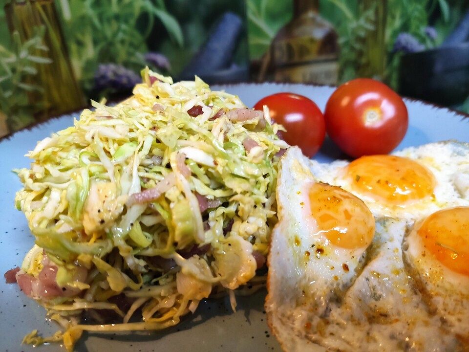Lauwarmer Salat von rohem Rosenkohl von udebue| Chefkoch
