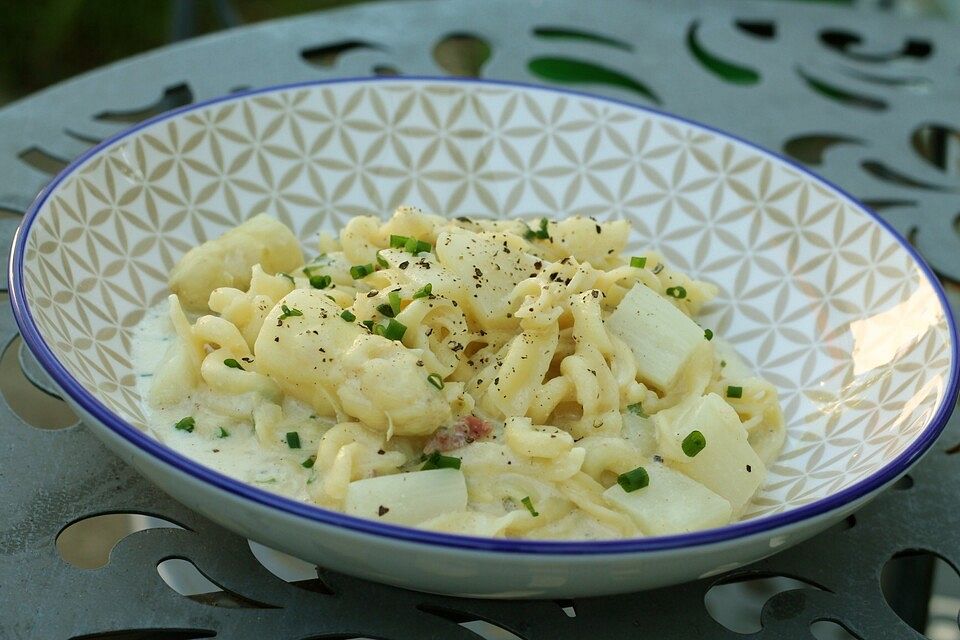 Spargel-Nudelpfanne mit Schinken und Sahne