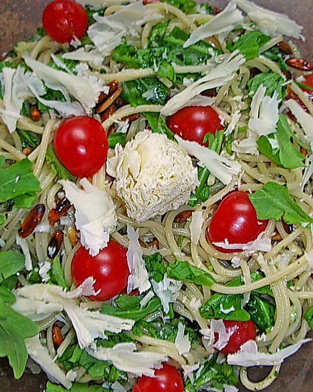 Nudelsalat mit Rucola, Pinienkernen und Tête de Moine oder Parmesan