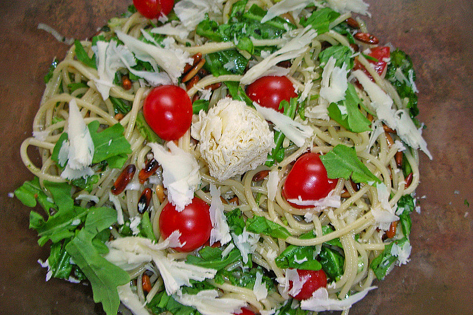 Nudelsalat mit Rucola, Pinienkernen und Tête de Moine oder Parmesan