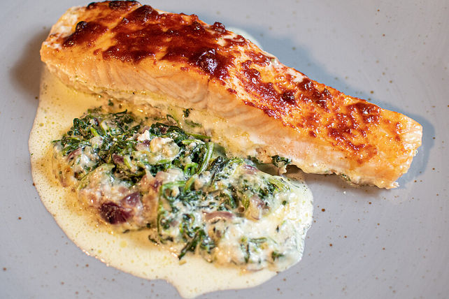 Süß-scharfer Lachs auf Spinat mit Sahnesauce und Honigkruste von ...