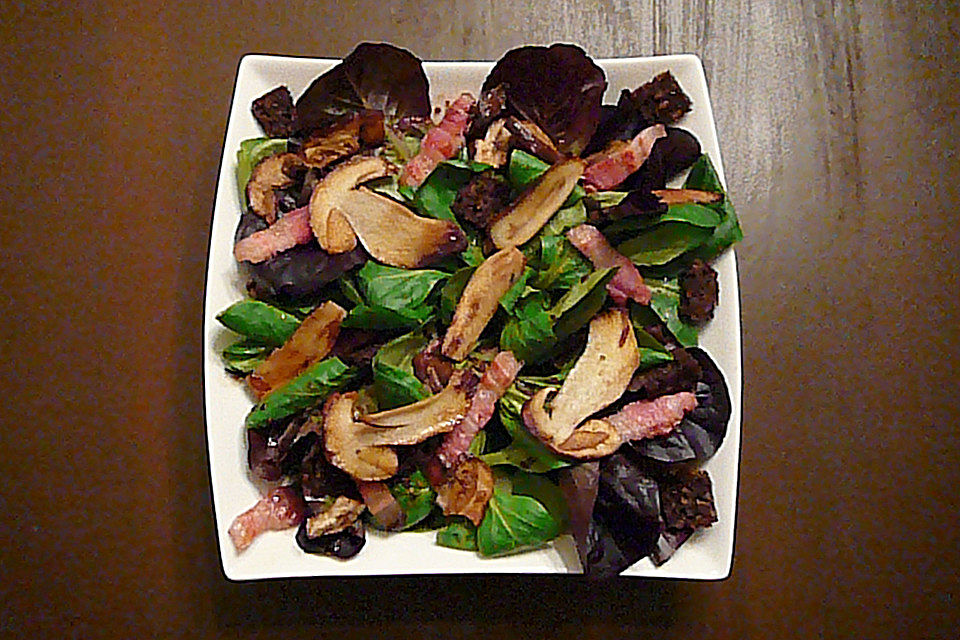 Feldsalat mit sautierten Steinpilzen und Speck