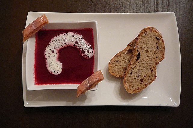 Rote Bete-Süppchen mit Meerrettichschaum und geräuchertem Bachsaibling ... Rote Bete-Süppchen mit Meerrettichschaum und geräuchertem Bachsaibling ...