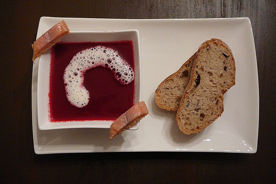 Rote Bete-Süppchen mit Meerrettichschaum und geräuchertem Bachsaibling