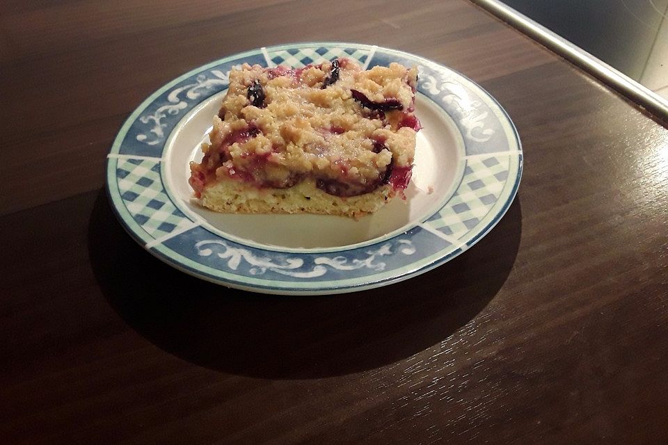 Saftiger Pflaumenkuchen mit Streuseln