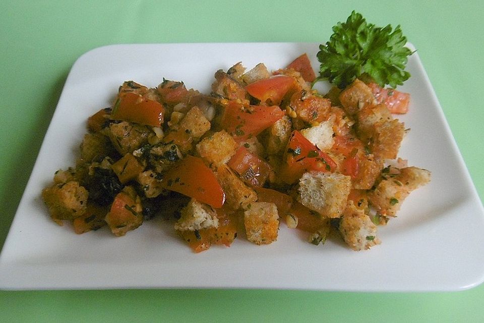 Warmer Tomatensalat mit frischen Kräutern und gebratenem Toastbrot